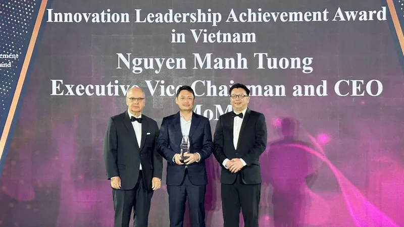 CEO MoMo Nguyễn Mạnh Tường nhận giải thưởng