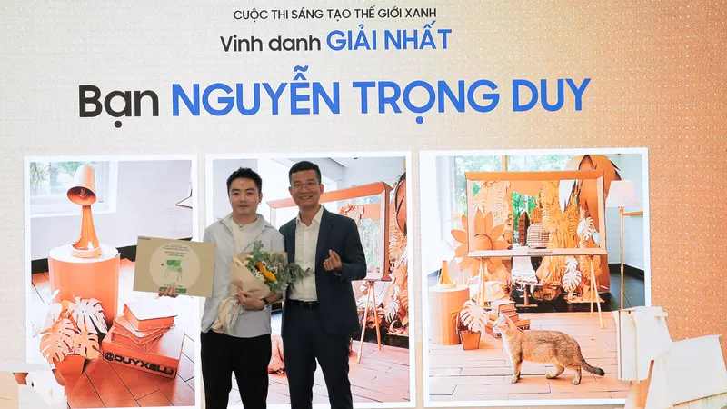 Ban tổ chức trao giải nhất cuộc thi cho tác giả Nguyễn Trọng Duy