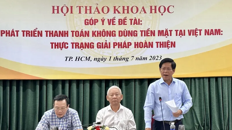Tiến sỹ Hoàng Văn Ninh, Phó Viện trưởng IDS báo cáo đề tài tại hội thảo