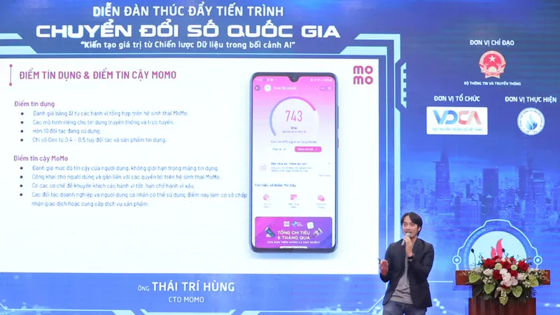 Ông Thái Trí Hùng chia sẻ những thông tin “Tư duy dữ liệu trong xây dựng giải pháp”