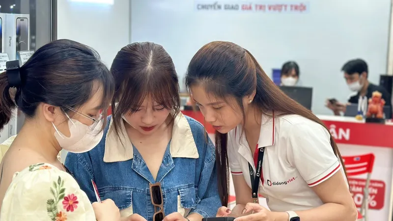 Khách hàng tìm hiểu thông tin tại Di Động Việt 