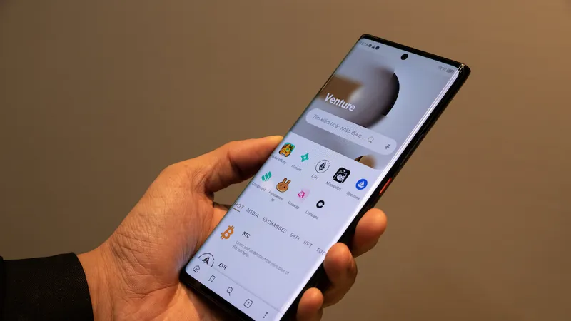Metavertu có màn hình làm từ kính sapphire siêu cứng 
