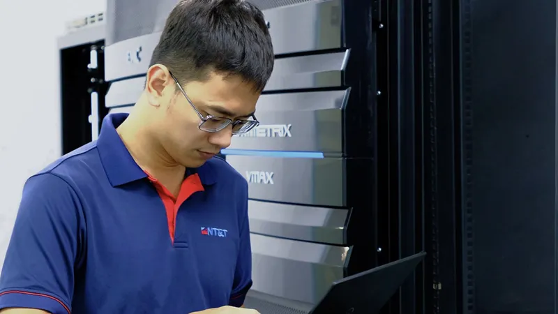 Kỹ sư của NT&T triển khai tại phòng máy chủ khách hàng