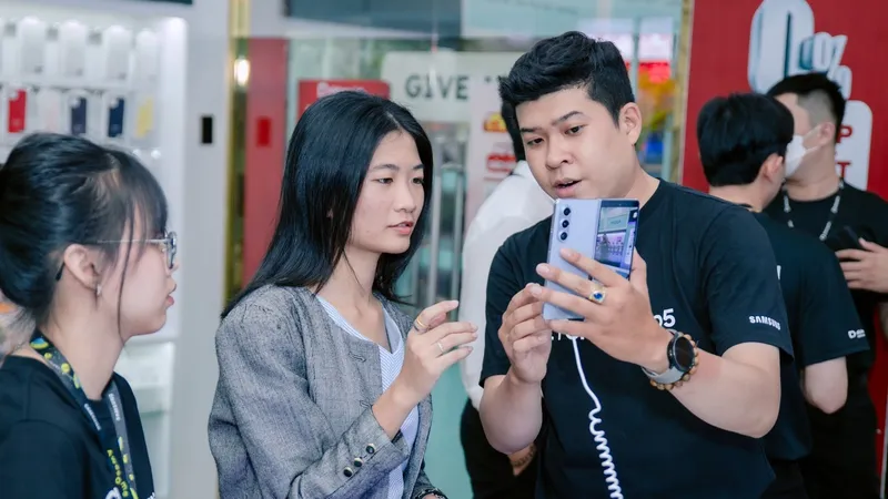 Người dùng trải nghiệm Galaxy Z Fold5 tại Di động Việt