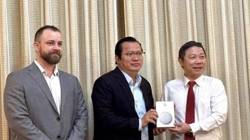 Phó Chủ tịch Dương Anh Đức nhận thư cam kết từ phía Google để hỗ trợ chuyển đổi số trong lĩnh vực giáo dục TPHCM 