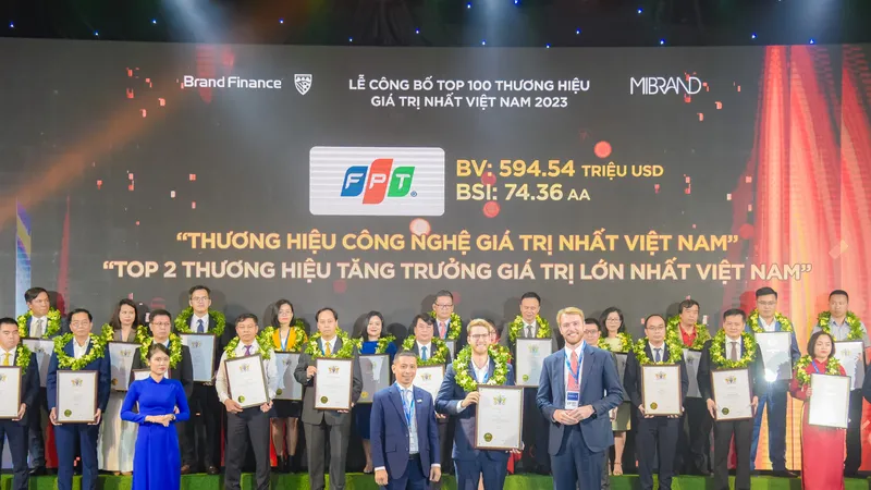 Đại diện FPT nhận chứng nhận FPT là Thương hiệu Công nghệ giá trị nhất Việt Nam.