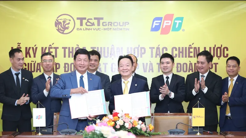 Ông Đỗ Quang Hiển, Chủ tịch Ủy ban Chiến lược T&T Group (phải) và ông Trương Gia Bình, Chủ tịch HĐQT FPT (trái) ký kết thỏa thuận hợp tác chiến lược giữa hai tập đoàn