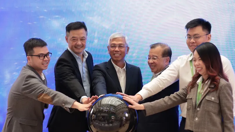 Phó Chủ tịch UBND TPHCM Võ Văn Hoan cùng các đại biểu phát động cuộc thi