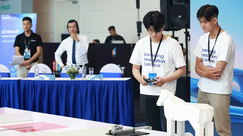 Các học viên tham gia tranh tài tại cuộc thi về công nghệ do Samsung tổ chức