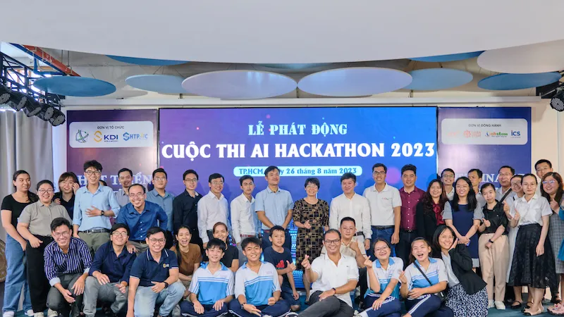 Các thí sinh và ban tổ chức tại lễ phát động cuộc thi