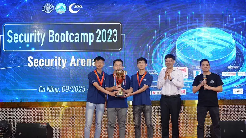 Đội tuyển của VNPT nhận cúp tại đấu trường an toàn thông tin Security Bootcamp