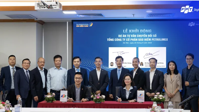 Bà Nguyễn Thị Hương Giang, Tổng Giám đốc PJICO và ông Trần Huy Bảo Giang, Tổng Giám đốc FPT Digital ký kết hợp tác