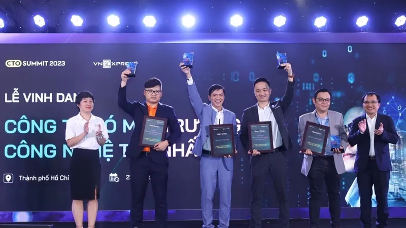 Đại diện FPT (thứ hai từ trái sang) nhận chứng nhận vinh danh Công ty có môi trường công nghệ tốt nhất