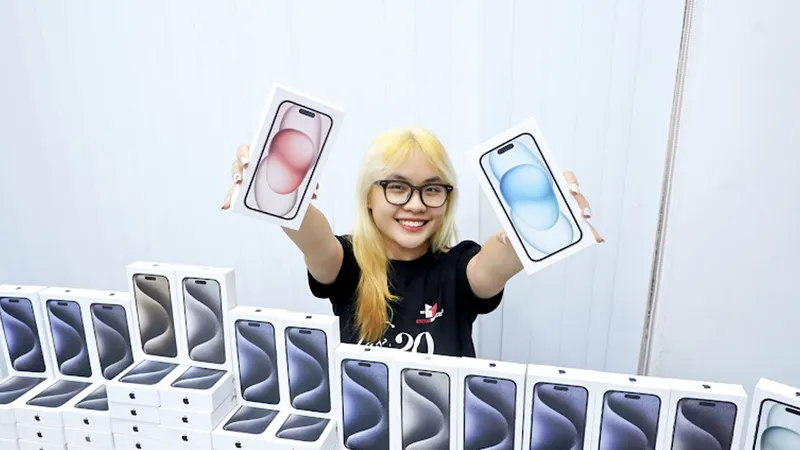 Chuẩn bị iPhone 15 series VN/A giao cho khách hàng
