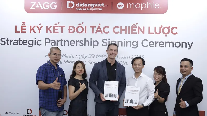 Đại diện ZAGG và Di Động Việt ký kết hợp tác chiến lược