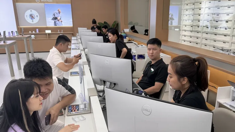 Khách hàng trải nghiệm Trung tâm Dịch vụ khách hàng cao cấp của OPPO