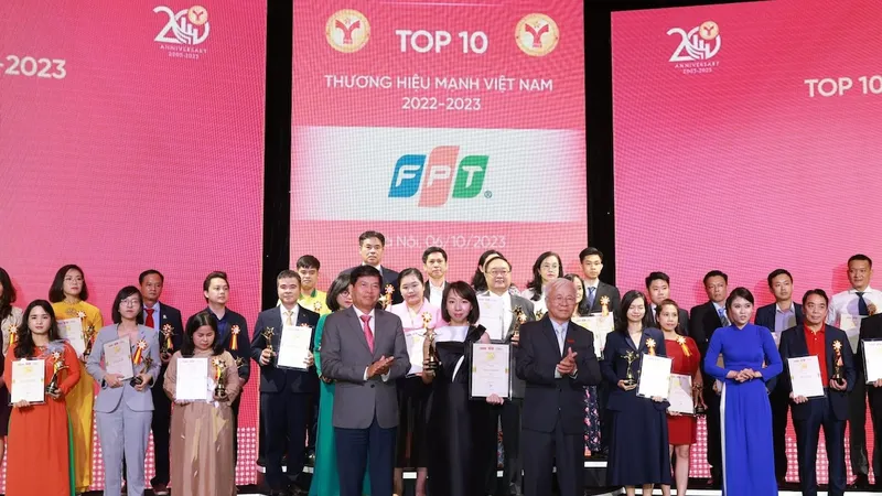 Đại diện Tập đoàn FPT, bà Mai Thị Lan Anh, Phó Giám đốc Marketing Truyền thông, nhận chứng nhận và kỷ niệm chương từ Hội đồng thẩm định.