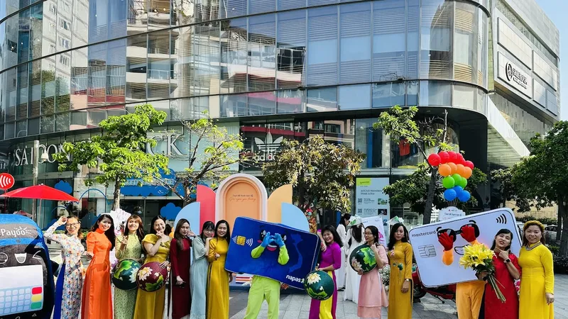“Chạm để thanh toán, gửi ngàn yêu thương” là chương trình gây quỹ ủng hộ các bệnh nhân mắc ung thư vú