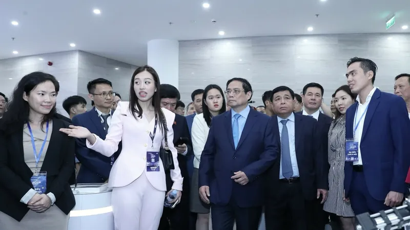 Thủ tướng Chính phủ Phạm Minh Chính thăm quan khu trưng bày của Phygital Labs