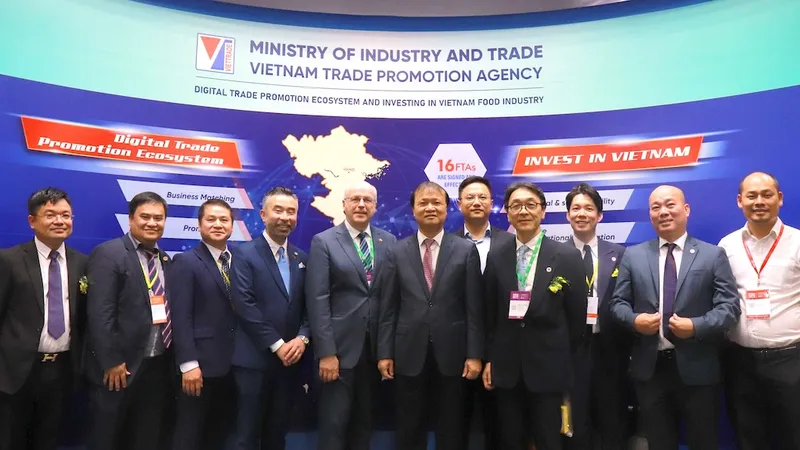Các đại biểu tham dự triển lãm