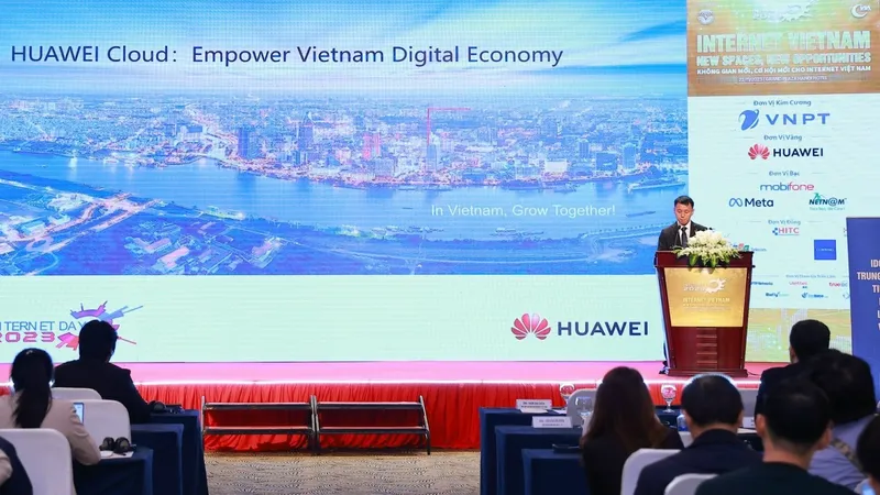 Ông Li Chufei, Giám đốc Kinh doanh Huawei Cloud Đông Nam Á phát biểu tại sự kiện Internet Day 2023