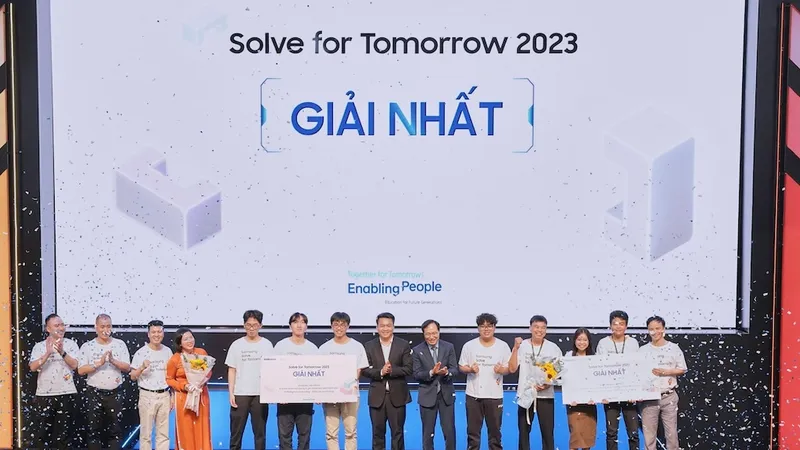 Ban tổ chức trao giải cho đội đoạt giải nhất cuộc thi