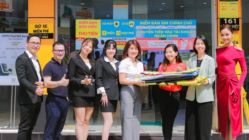 Ngay sau lễ ký kết, đại diện hai bên đã chứng kiến hoạt động thu gom băng rôn tại các cửa hàng, siêu thị…