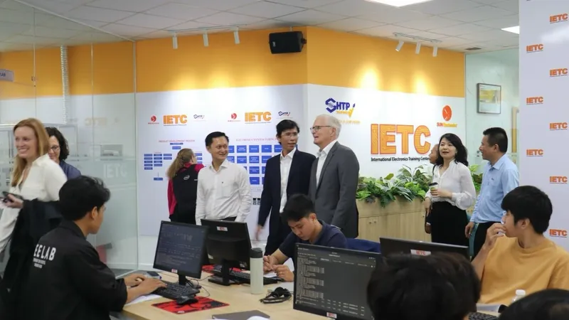 Chủ tịch Hội vi mạch bán dẫn Hoa kỳ (SIA) cùng các thành viên tham quan Trung tâm điện tử và vi mạch bán dẫn (ESC) tại SHTP