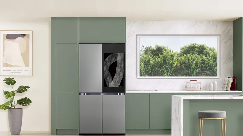 Tủ lạnh Bespoke 4 cửa Flex với AI Family Hub đóng vai trò trung tâm