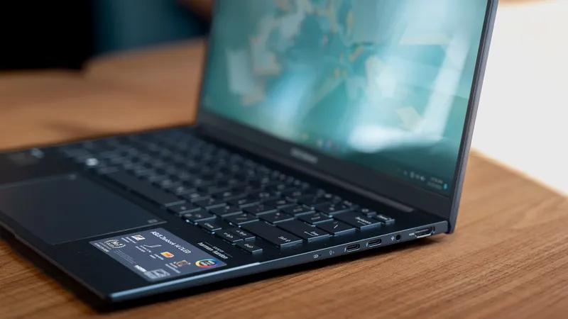 Zenbook 14 OLED của Asus