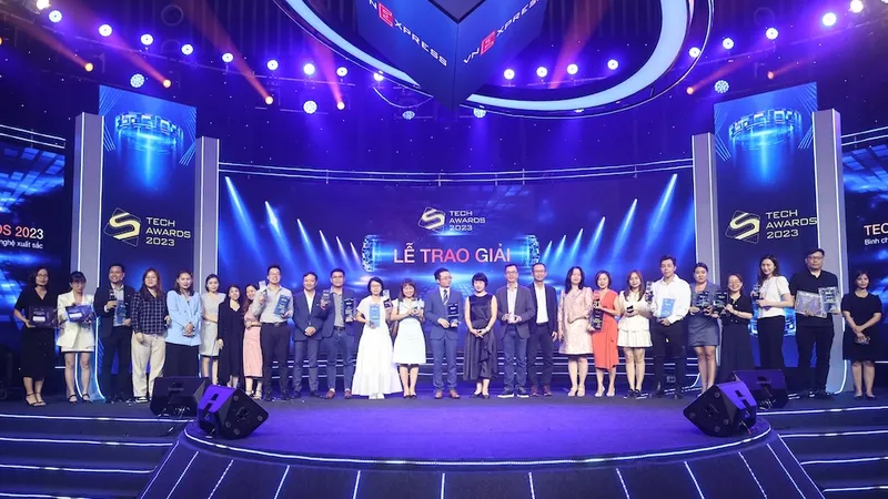 Đại diện các hãng công nghệ nhận giải thưởng