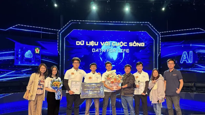 Nhóm KINO gồm Vũ Thanh Hằng, Phạm Đức Nhật, Nguyễn Trần Khang, Nguyễn Hải Dương, Nguyễn Doãn Quân tại cuộc thi (đứng thứ 2, 3, 4, 5 và 7 từ trái qua).
