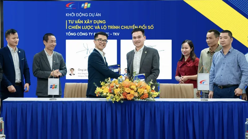 Đại diện Tổng Công ty Điện lực - TKV và FPT Digital ký kết khởi động dự án