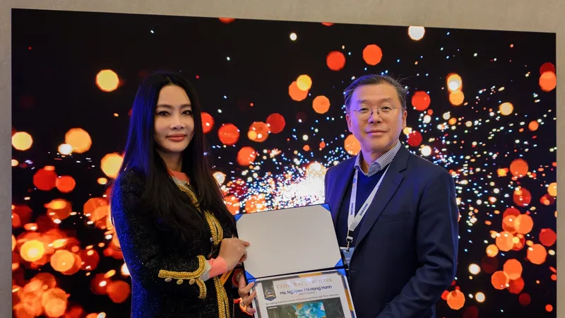 Công ty Điện tử Samsung Vina đã trao chứng nhận người Việt Nam đầu tiên sở hữu TV MICRO LED