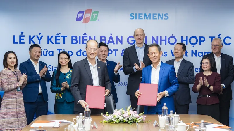 Đại diện Siemens, ông Phạm Thái Lai, Chủ tịch kiêm Tổng Giám Đốc Siemens ASEAN và Việt Nam ký kết biên bản ghi nhớ về hợp tác với đại diện Tập đoàn FPT - ông Nguyễn Thế Phương, Phó Tổng Giám đốc Tập đoàn.