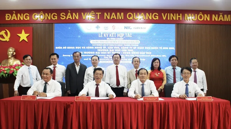 Các đơn vị ký kết thỏa thuận hợp tác đào tạo nhân lực ngành điện tử và vi mạch bán dẫn tại Thành phố Cần Thơ.