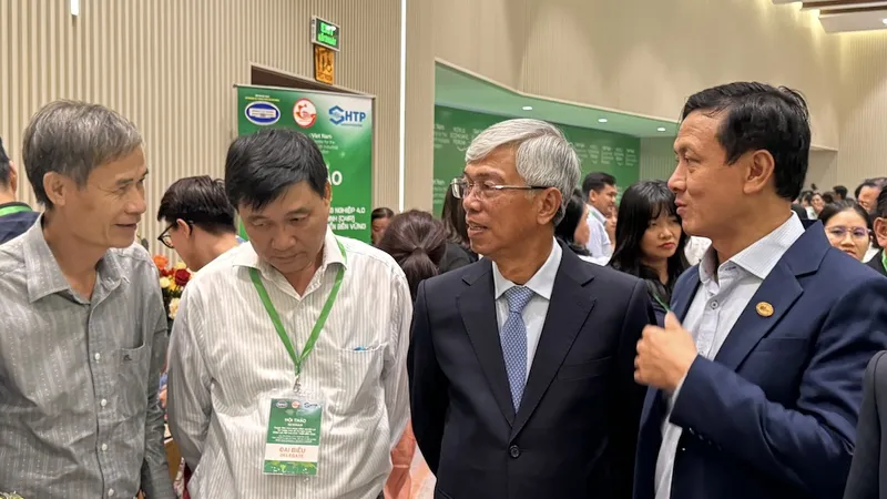 Phó Chủ tịch UBND TPHCM Võ Văn Hoan trao đổi cùng các đại biểu bên lề hội thảo. Ảnh: BÁ TÂN