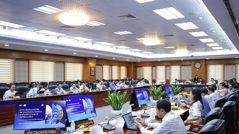 Vietsovpetro cùng liên danh FPT- Petrosouth thống nhất các phương án chuyển đổi số Vietsovpetro một cách toàn diện