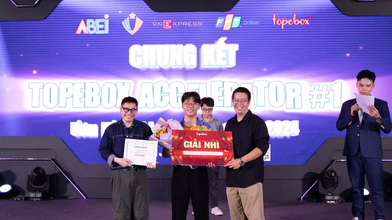 Ban tổ chức trao giải cuộc thi “Ươm mầm tài năng game Việt 2024 - TOPEBOX ACCELERATOR lần 1”