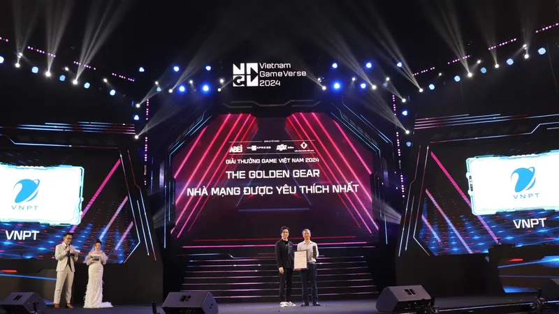 Đại diện VNPT nhận giải thưởng