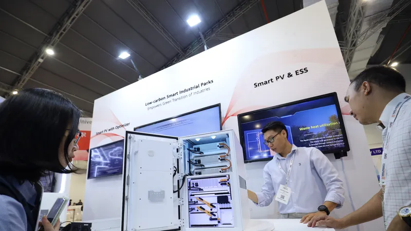 Huawei giới thiệu giải pháp mới về điện mặt trời thông minh (SmartPV) tại sự kiện.