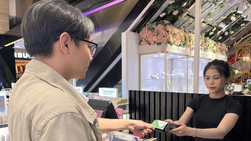 Mỗi giao dịch thanh toán chạm thẻ NAPAS và Mastercard sẽ góp phần cho “Chạm sẻ chia, trao hy vọng” thêm thành công