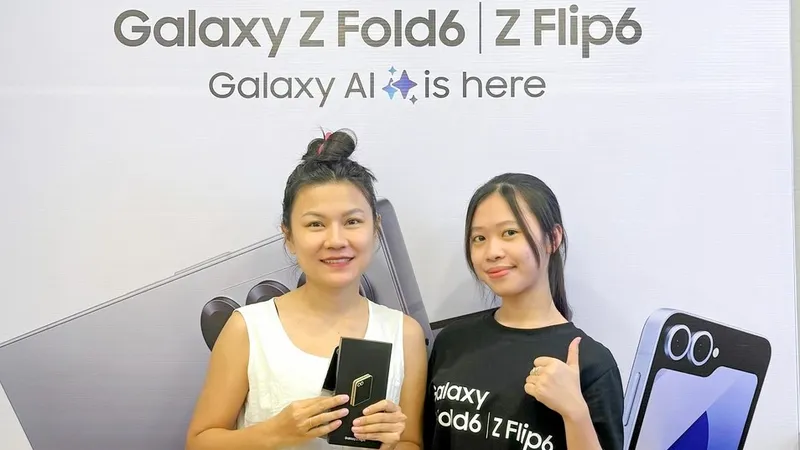 Khách hàng nhận Galaxy Z6 Series tại Minh Tuấn Mobile 