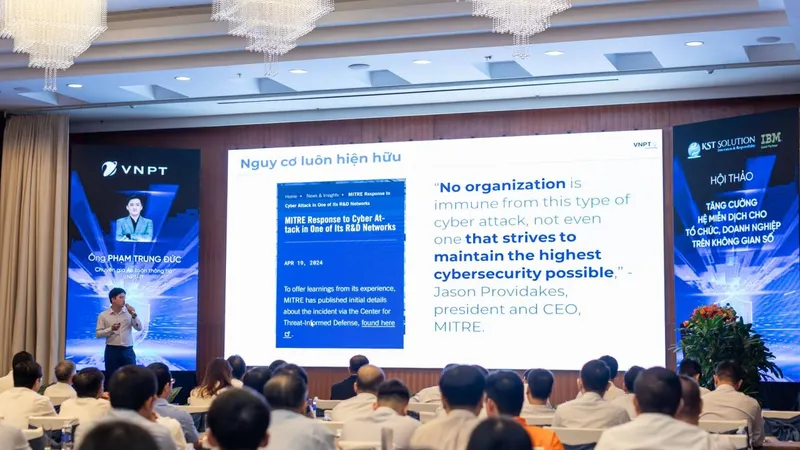 Chuyên gia của VNPT-IT trình bày tham luận từ hội thảo.