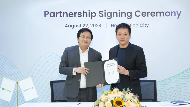 Ông Hoàng Nguyễn - CEO của Buymed và ông Justin Lie - Nhà sáng lập và CEO của SHIELD ký kết thỏa thuận hợp tác