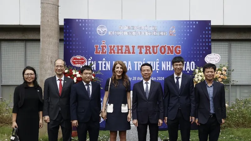 Bộ trưởng Bộ TT-TT Nguyễn Mạnh Hùng, bà Rita Mokbel, Giám đốc Ericsson Việt Nam và PGS.TS Đặng Hoài Bắc, Hiệu trưởng PTIT trong buổi lễ ký kết hợp tác