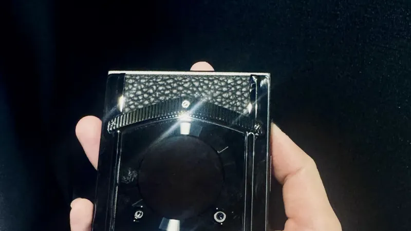 Mẫu điện thoại gập Vertu sẽ được bán chính thức tại Việt Nam vào cuối tháng 9-2024