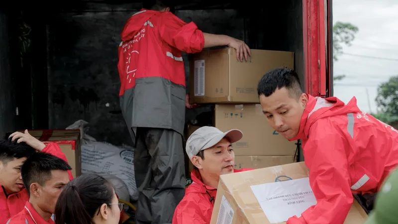 Viettel nhanh chóng chuyển hàng hoá đến bà con vùng lũ.