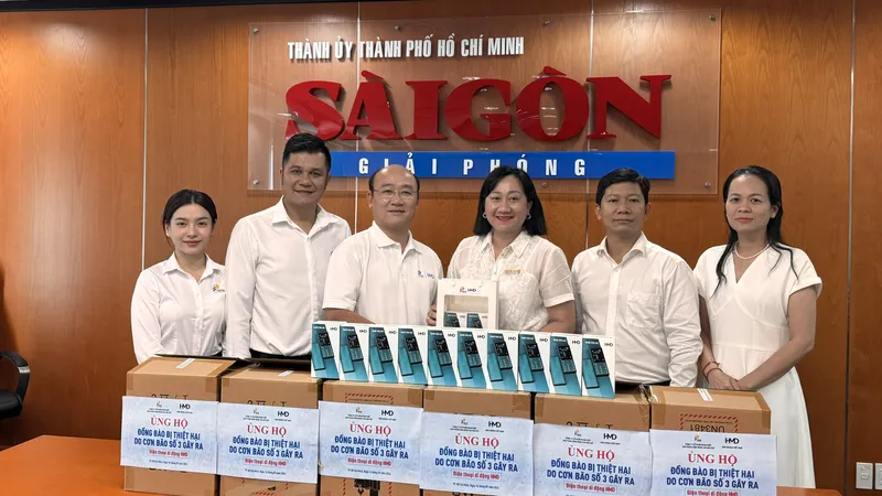 Báo Sài Gòn Giải Phóng tiếp nhận 144 chiếc di động do HMD Indochina và PHTD trao tặng bà con vùng lũ