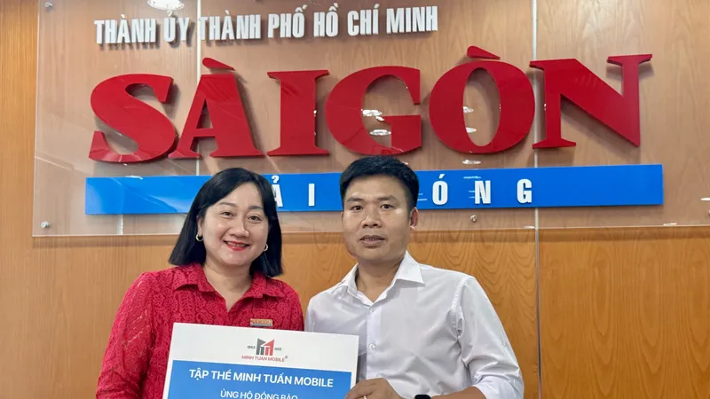 Phó Tổng Biên tập Báo Sài Gòn Giải Phóng Bùi Thị Hồng Sương nhận đóng góp của Minh Tuấn Mobile gởi bà con bị ảnh hưởng mưa lũ phía Bắc.